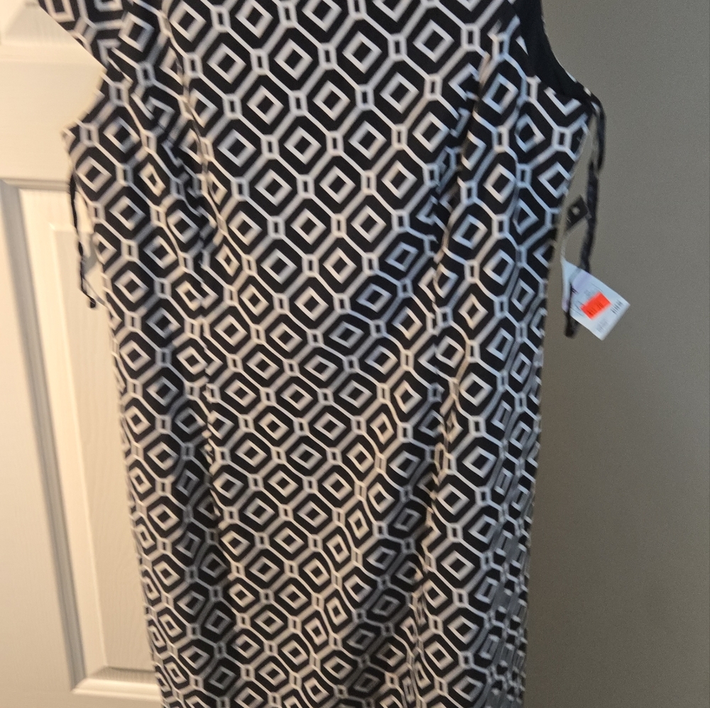 DRESSES - Picture 9 of 16